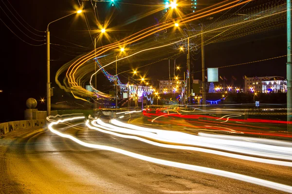 Nachtverkehr auf städtischen Straßen — Stockfoto