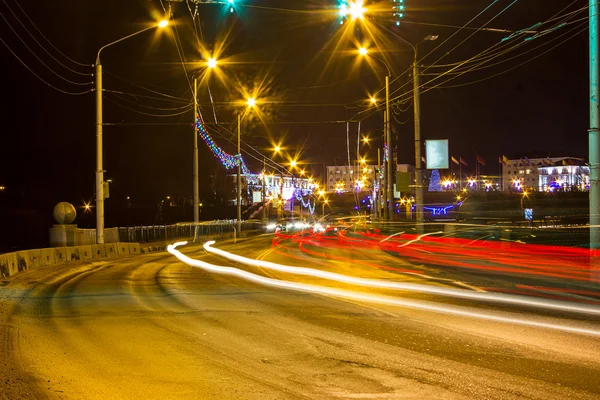 Nachtverkehr auf städtischen Straßen — Stockfoto