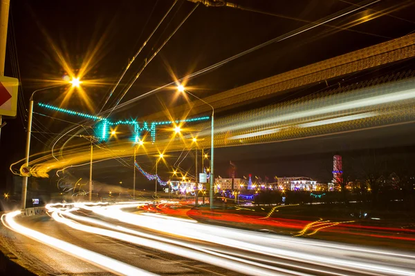 Movimento noturno nas ruas urbanas — Fotografia de Stock