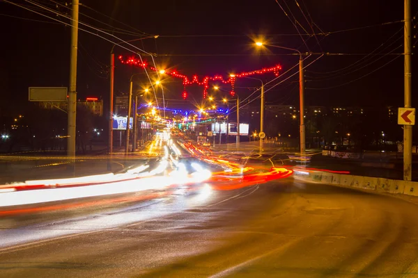 Nachtverkehr auf städtischen Straßen — Stockfoto