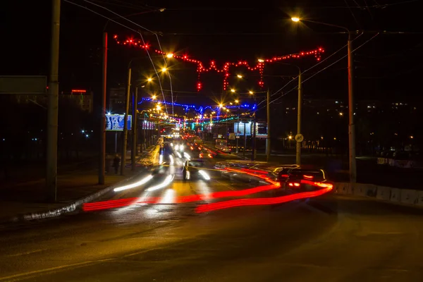 Nachtverkehr auf städtischen Straßen — Stockfoto