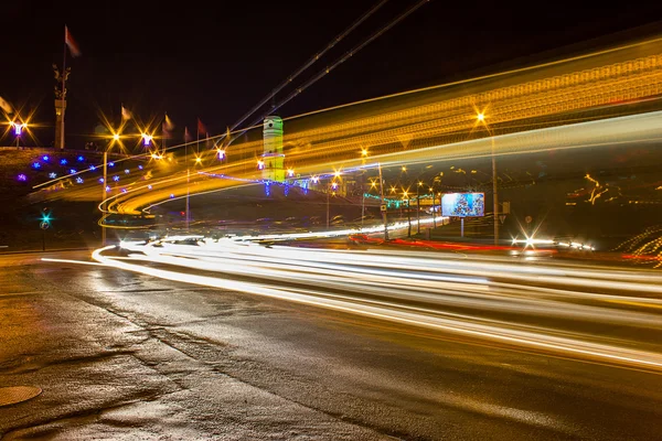 Kentsel sokaklarda gece hareket — Stok fotoğraf