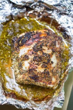 Baharat ile kavrulmuş domuz eti.