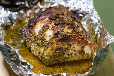 Baharat ile kavrulmuş domuz eti.