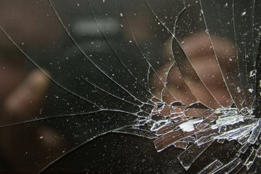 kırılmış cam üzerinde siyah bir.