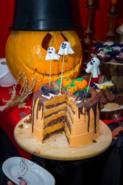 Сutted the cake on the table