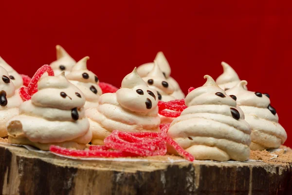 Dulces para Halloween en la mesa de vacaciones . — Foto de Stock