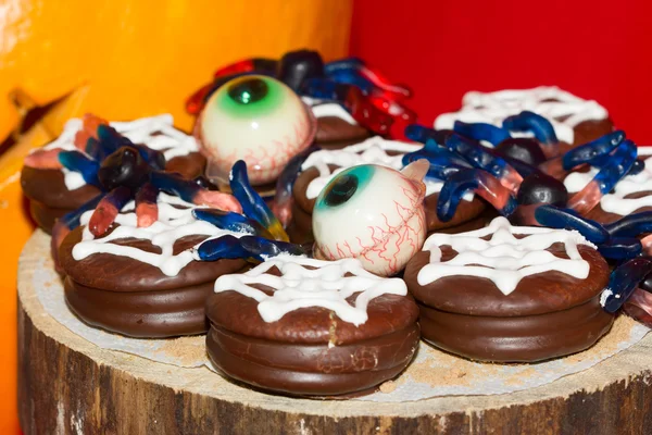 Sweets for Halloween on the holiday table. — Stock Photo, Image