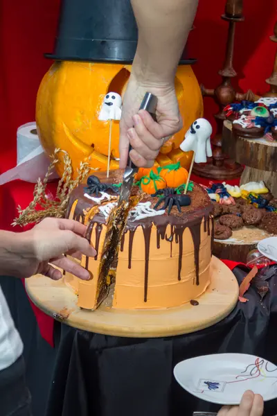 Сutting the cake on the table — Stock Photo, Image