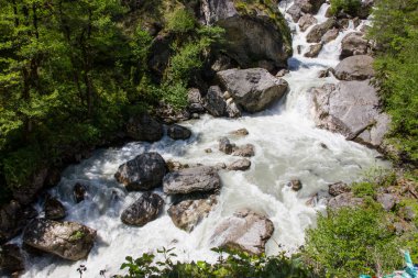 Kayaların acele su.
