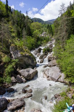 Kayaların acele su.