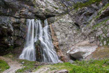 Abhazya'da, güzel bir Gegsky şelale.