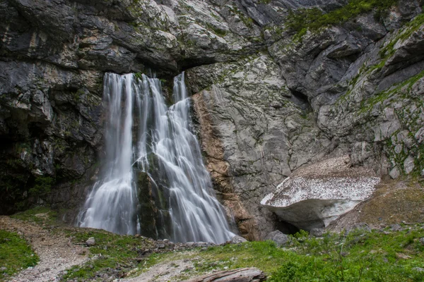 Abcházie, krásný vodopád Gegsky. — Stock fotografie
