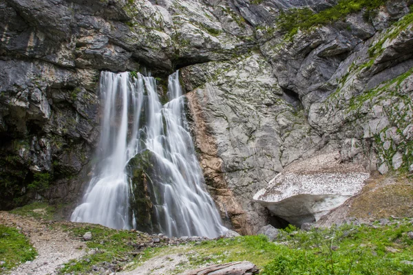 Abjasia, una hermosa cascada de Gegsky . —  Fotos de Stock