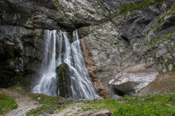 Abjasia, una hermosa cascada de Gegsky . —  Fotos de Stock