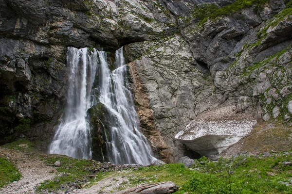 Abjasia, una hermosa cascada de Gegsky . —  Fotos de Stock