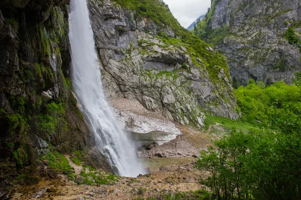 Abchazien, ett vackert Gegsky vattenfall. — Stockfoto