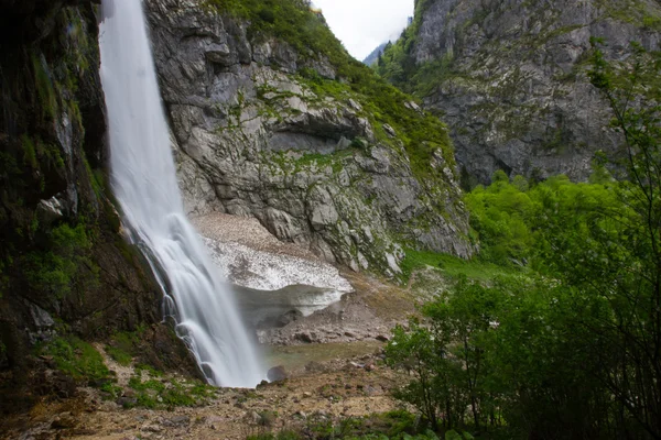 Abkhazia, a beautiful Gegsky waterfall. — Stock Photo, Image