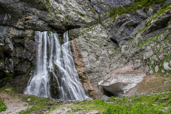 Абхазия, красивый Гегский водопад . Лицензионные Стоковые Фото