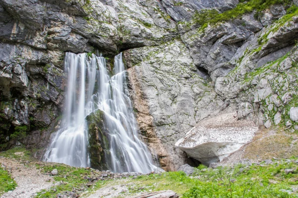 Абхазия, красивый Гегский водопад . Лицензионные Стоковые Изображения