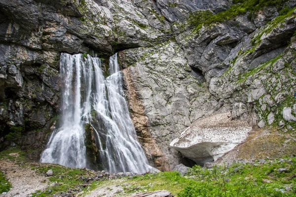 Abjasia, una hermosa cascada de Gegsky . Imagen De Stock