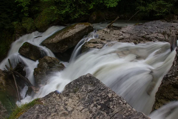 L'eau se précipite par les rochers . — Photo