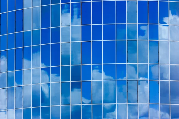 Nuvens e céu azul refletido Fotos De Bancos De Imagens Sem Royalties