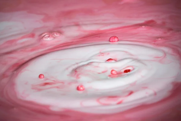 Skvätt mjölk släppa i rosa färg. — Stockfoto