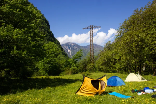 Tenda rovesciata nel campeggio turistico . — Foto Stock