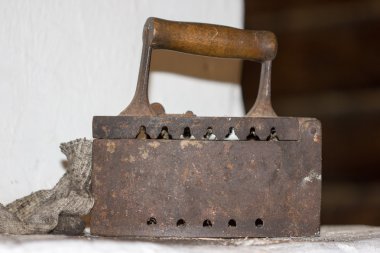 Kömürlerin üzerinde eski ütüler 