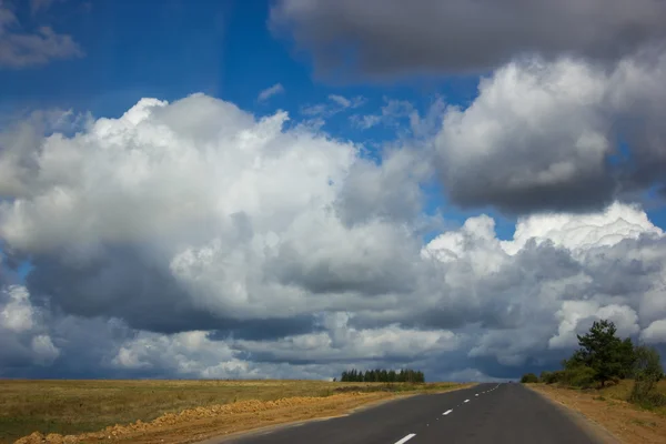 道路の上の青い空と白い雲 — ストック写真