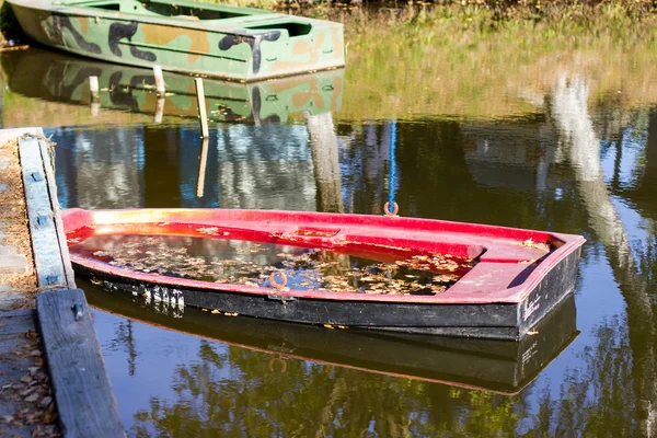 Überflutetes Boot mitten auf dem See. — Stockfoto