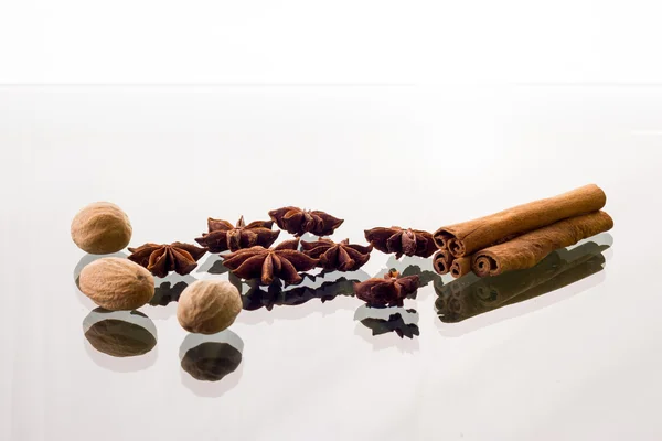 Корица, анис и мускатный орех на столе — стоковое фото