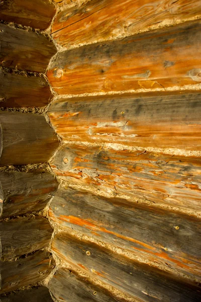 Pared de madera hecha de troncos — Foto de Stock