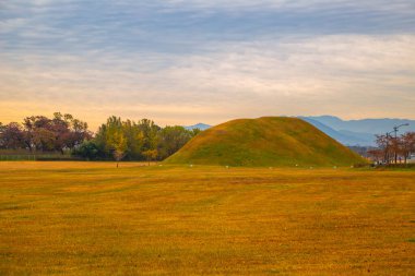 Gyeongju, Kore 'de sonbaharda Inwang-dong antik mezar kompleksinin günbatımı