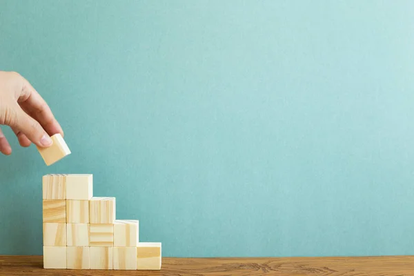 Handstapelen Houten Blok Trappen Met Groene Achtergrond Bedrijfsontwikkeling Groei Succesconcept — Stockfoto