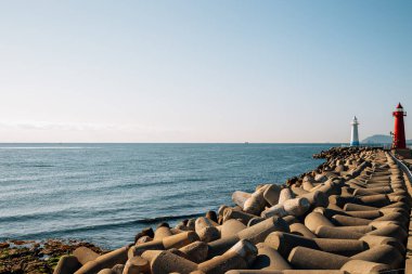 Busan, Kore 'deki Cheongsapo deniz feneri ve mavi okyanus.