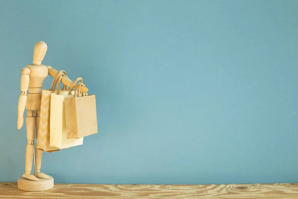 Maniquí Madera Muñeca Sosteniendo Bolsas Compras Papel Fondo Azul — Foto de Stock