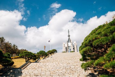 Busan, Kore - 14 Kasım 2020: Jungang Park (Daecheong Park) Anıt Kulesi