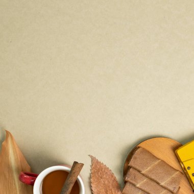 Çerezler ve haki rengi arka planda bir fincan çay. Üst görünüm, boşluk kopyala