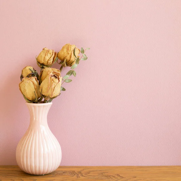 Vase Dry Rose Flowers Wooden Table Pink Background — Stock Photo, Image