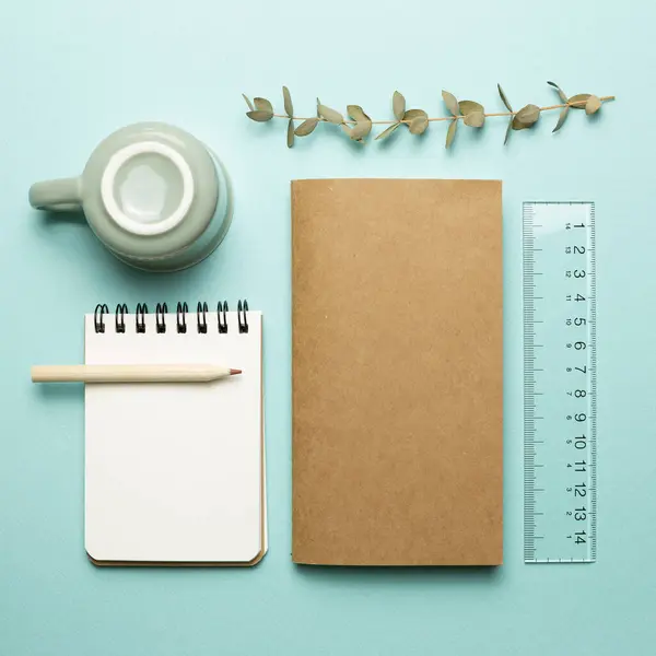 Cuaderno Taza Taza Lápiz Regla Sobre Fondo Azul Cielo Plano — Foto de Stock
