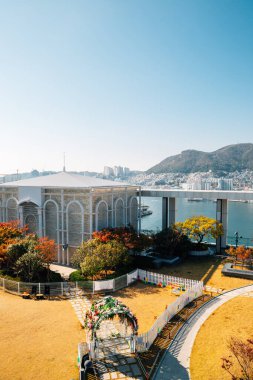 Busan, Kore - 11 Kasım 2020: Lotte Mağaza Gözlemevi 'nden liman manzarası