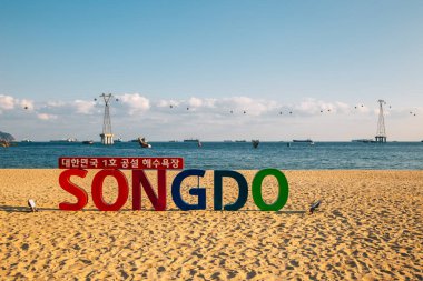 Busan, Kore - 11 Kasım 2020: Songdo plajı ve teleferiği