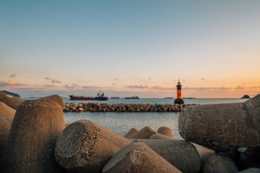 Busan, Kore 'de Songdo plajının gün batımı, deniz feneri ve dalgakıran