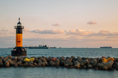 Busan, Kore 'de Songdo plajının gün batımı, deniz feneri ve dalgakıran