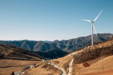 Kore 'nin Gangneung kentindeki Anbandegi dağ köyünün panoramik manzarası.