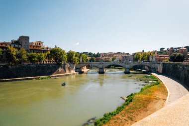 Ponte Vittorio Emanuele köprüsü ve Roma, İtalya 'da Tevere nehri