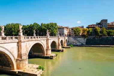 Roma, İtalya 'da Ponte Sant' Angelo köprüsü ve Tevere nehri