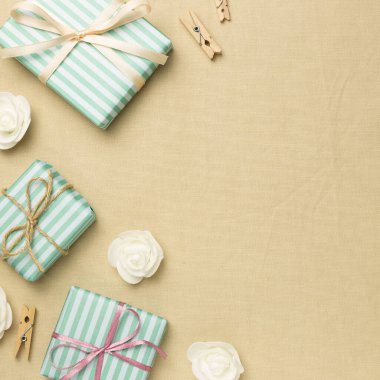 Bej kumaş arka planda yeşil hediye kutuları. düz alan, üst görünüm, kopyala boşluk